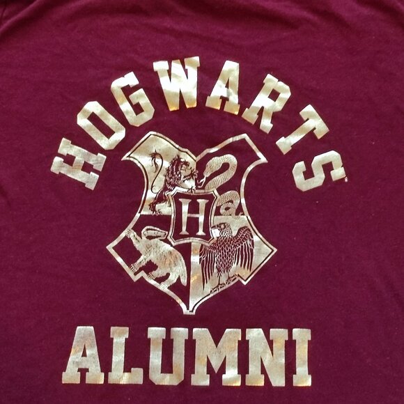 Harry Potter Hogwarts Alumni T-shirt maroon gold woman's size S - Picture 2 of 4